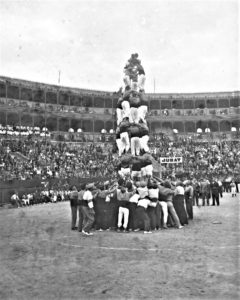Imatge de la plaça de Braus durant la celebració del primer Concurs de Castells, 2 d’octubre de 1932. Foto H. Vallvé. Placa de vidre. Centre d’Imatges de Tarragona / L’Arxiu. 