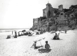 Vista del Castell de Tamarit i del niu que hi ha la platja. Imatge de mitjans dels anys seixanta. Foto Chinchilla. Centre d’Imatges de Tarragona / L’Arxiu